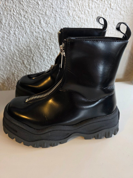 Stylish boots black