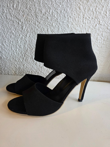 Stílhreinir svartir hælaskór