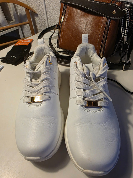 Hvítir strigaskór með gylltum smáatriðum - 2