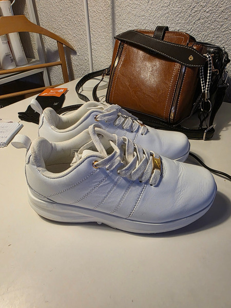 Hvítir strigaskór með gylltum smáatriðum - 3