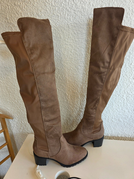 Há stígvél í taupe lit