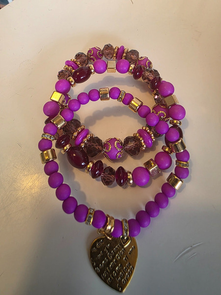 3 falleg handgerð armbönd – fjólublátt & gyllt sett