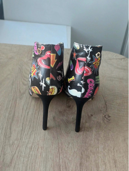 Nietypowe szpilki Carinii z nadrukiem pop-art - 4