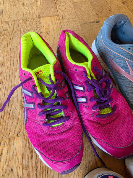 Bleikir Asics íþróttaskór — stærð 37