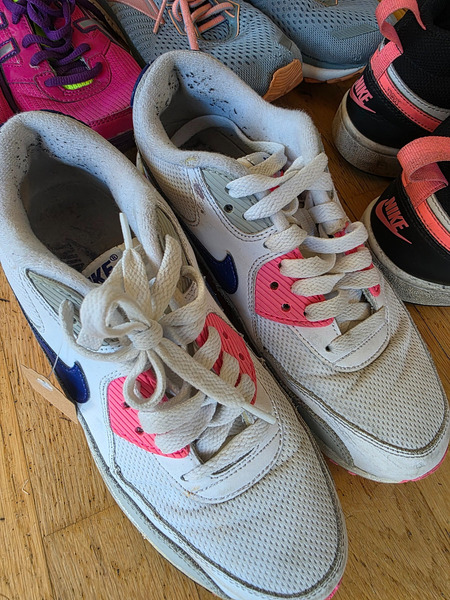 Hvítir Nike Air skór með bleikum smáatriðum — stærð 38