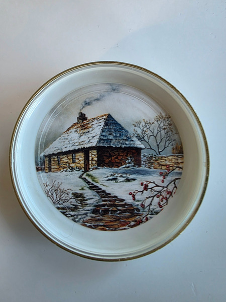 Vintage skrautdiskur með vetrarkofa – 1991
