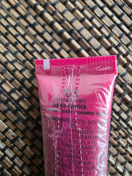 Глянцевая жидкая помада L’Oréal Lip Paint Lacquer, оттенок 103 Fuchsia Wars - 2