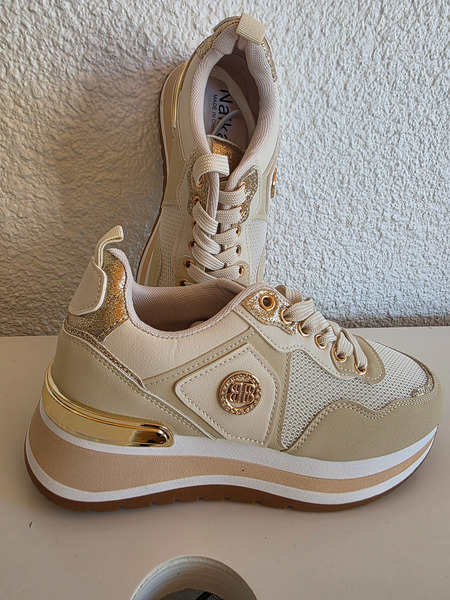 Beige platform strigaskór með gylltum smáatriðum – NÝIR
