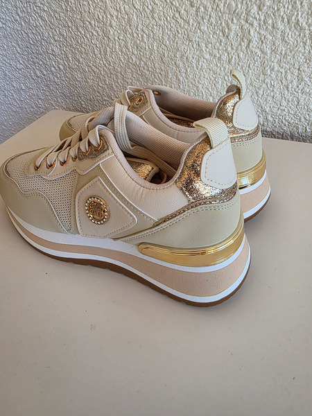 Beige platform strigaskór með gylltum smáatriðum – NÝIR - 2