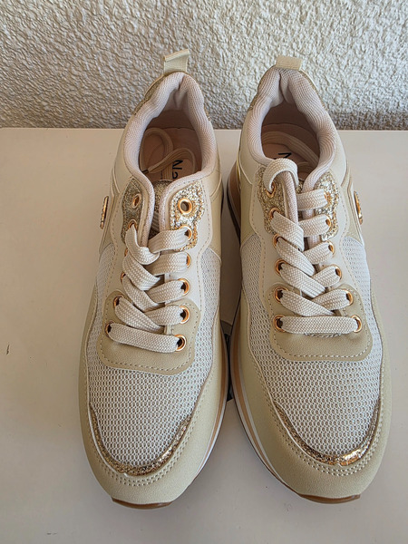 Beige platform strigaskór með gylltum smáatriðum – NÝIR - 3