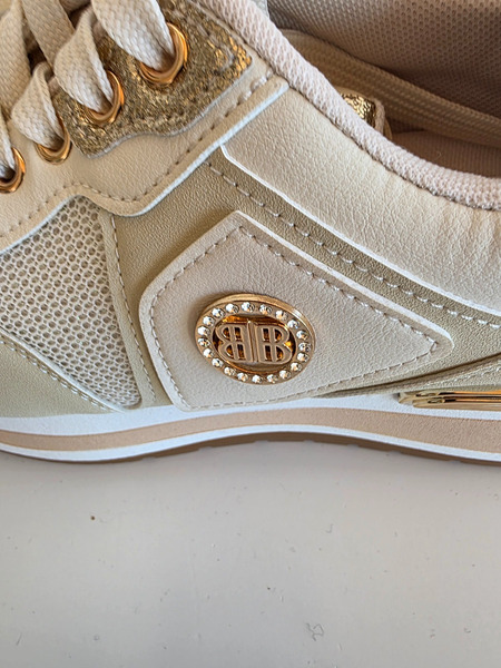Beige platform strigaskór með gylltum smáatriðum – NÝIR - 4