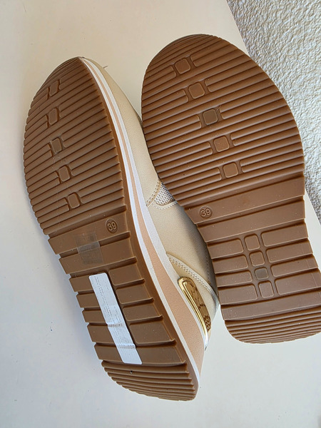 Beige platform strigaskór með gylltum smáatriðum – NÝIR - 5