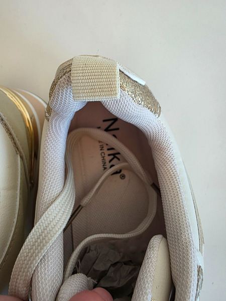 Beige platform strigaskór með gylltum smáatriðum – NÝIR - 6