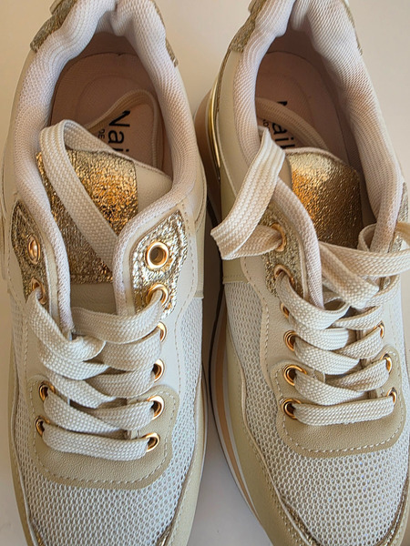 Beige platform strigaskór með gylltum smáatriðum – NÝIR - 7