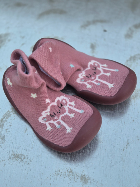 Sandals, crocs, socks - 4