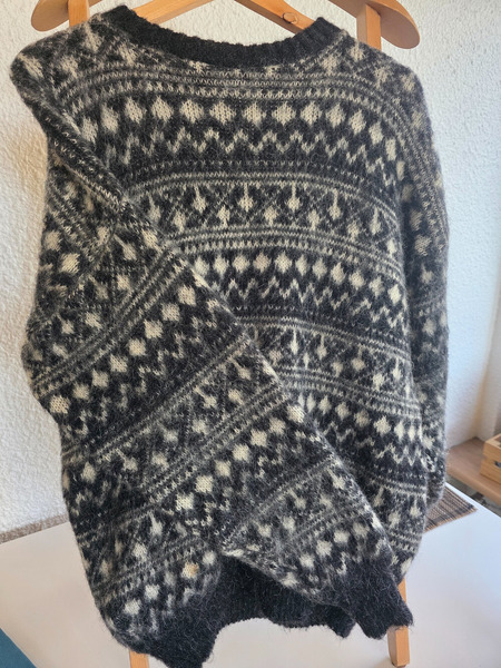 Authentic Icelandic Lopapeysa – pure wool, size L