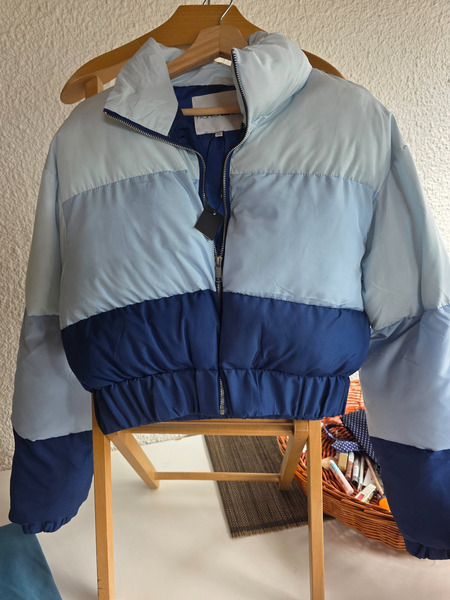 Stylish cropped puffer jacket in light blue