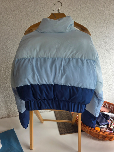 Stylish cropped puffer jacket in light blue - 3