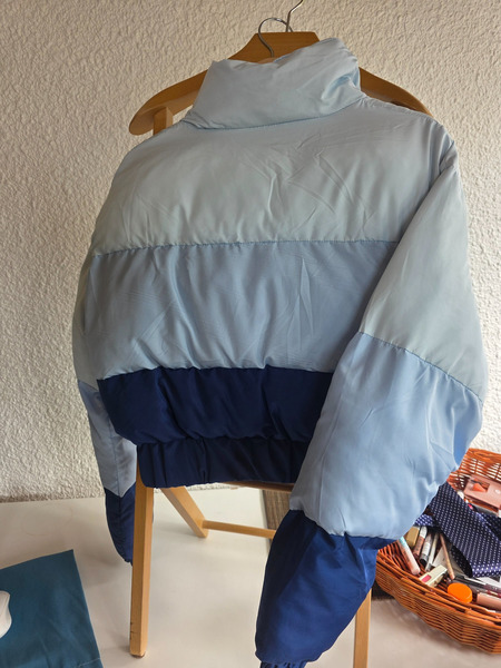 Stylish cropped puffer jacket in light blue - 4
