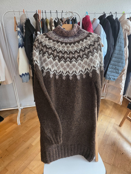 Authentic handmade lopapeysa in beautiful brown