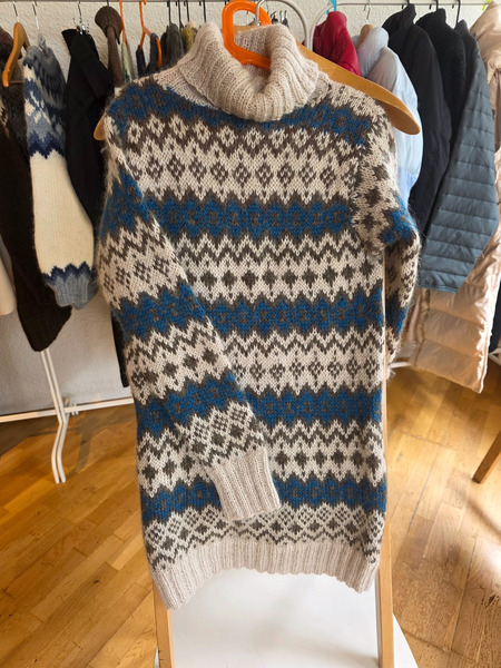 Beautiful vintage Scandinavian-style sweater