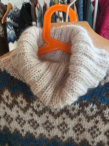 Beautiful vintage Scandinavian-style sweater - 3