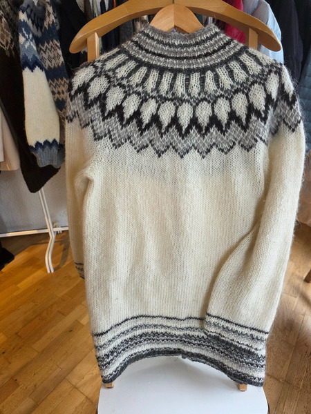 Traditional Icelandic lopapeysa cardigan - 5