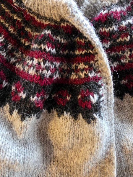 Ljósgrá íslensk ullarpeysa/cardigan með vínrauðu mynstri