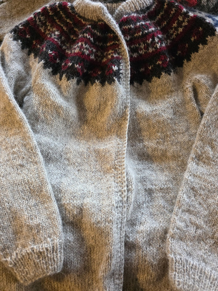 Ljósgrá íslensk ullarpeysa/cardigan með vínrauðu mynstri - 2