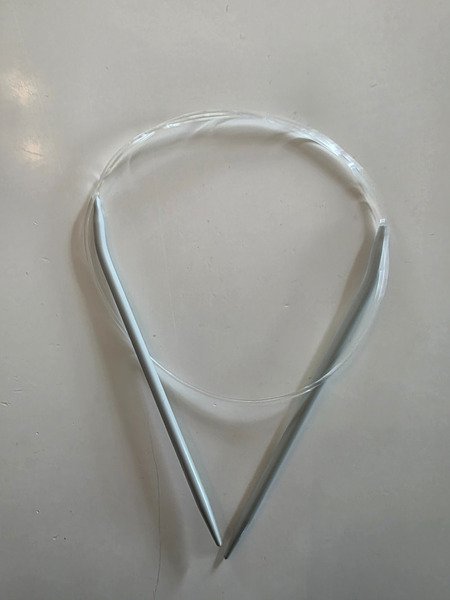 Circular knitting needles with cable