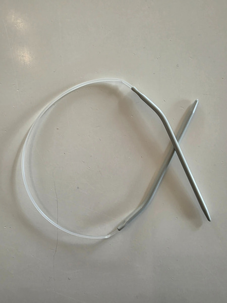 Ergonomic circular knitting needles