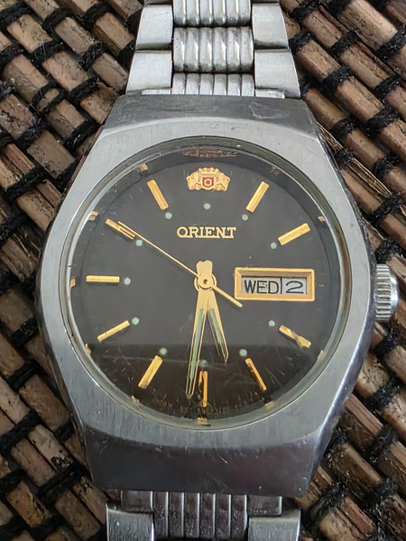 Vintage Orient úr frá 1980 – svart retro japanskt úr