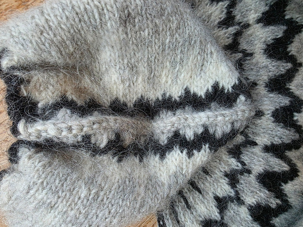 Lopapeysa með hettu – handprjónuð úr íslenskri ull - 6