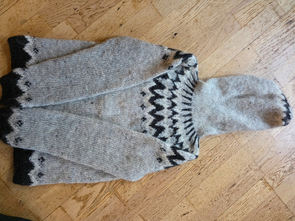 Lopapeysa með hettu – handprjónuð úr íslenskri ull - 8