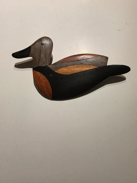 Handgerð tréönd – brjóstnæla